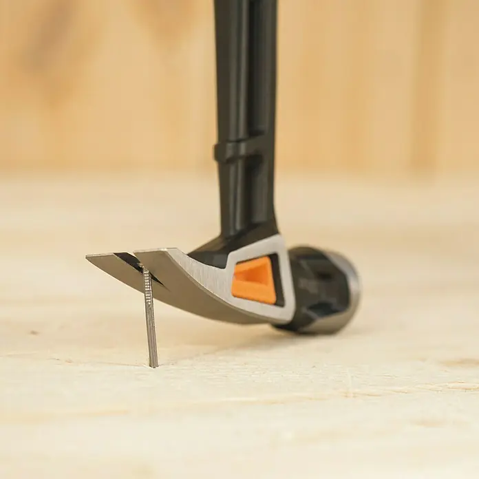 Fiskars Universalhammer L - Gewicht Kopf: 570 g, Länge: 340 mm - Anwendungsbeispiel