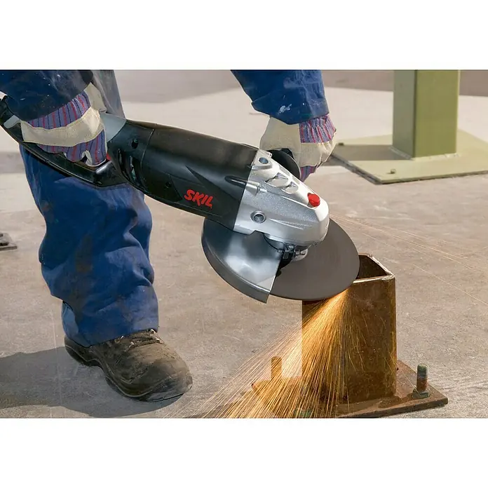 Skil Winkelschleifer 1050 AA - 2.200 W, Durchmesser Scheibe: 230 mm, 6.600 U/min - Anwendungsbeispiel