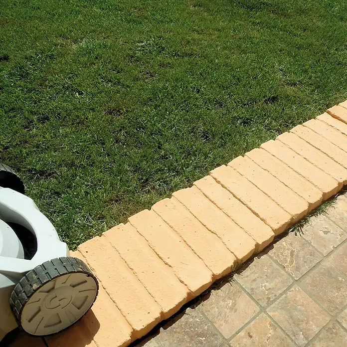 Bordillo demarcador de jardín Tova - 50 x 22 x 4 cm, Crema, Hormigón - Foto ambiente