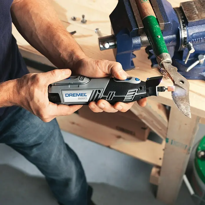 Dremel Multifunktionswerkzeug 8220-5/65 - 12 V, 2 Akkus, 2 Ah - Anwendungsbeispiel