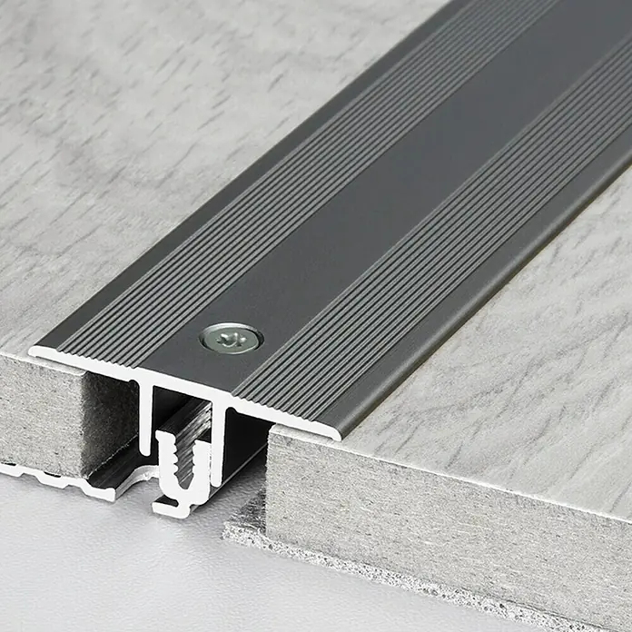 LOGOCLIC Übergangsprofil 220 - Edelstahl matt, 2,7 m x 34 mm, Montageart: Schrauben - Detailaufnahme