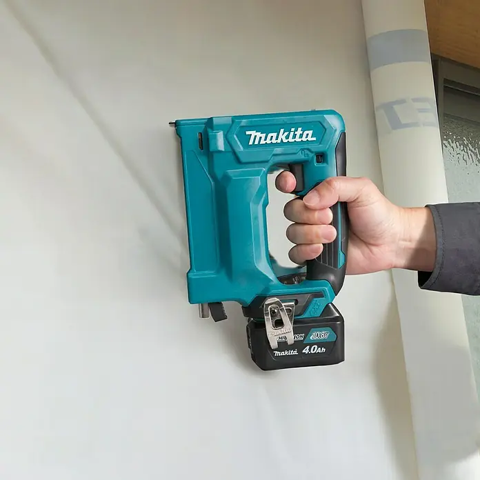 Makita Akku-Tacker ST113DSMJ - 12 V, 2 Akkus, 4 Ah - Anwendungsbeispiel