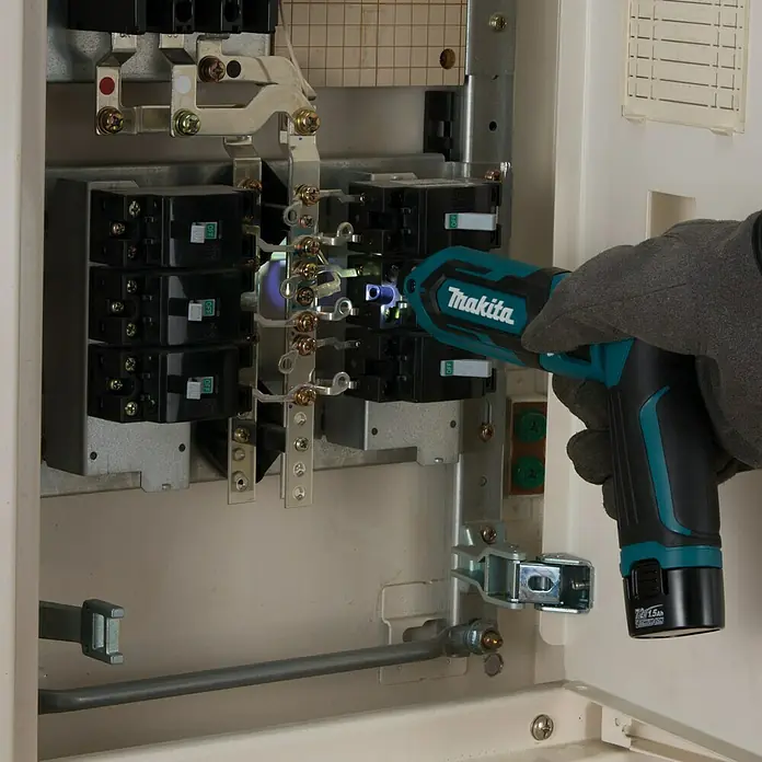 Makita Akku-Schlagschrauber TD022DSE - 7,2 V, 2 Akkus, 1,5 Ah, 0 U/min - 2.450 U/min - Anwendungsbeispiel