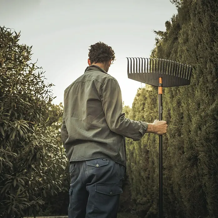 Fiskars Solid Fächerbesen - Arbeitsbreite: 52 cm, Anzahl Zinken: 24, Art Stiel: Langstiel