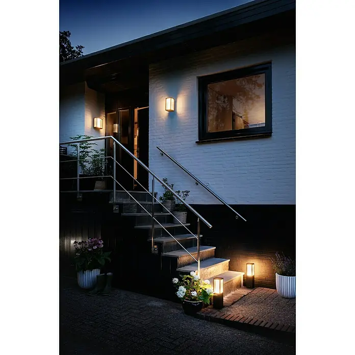 Philips Hue LED-Außenwandleuchte Impress - 8 W, 11,7 x 19 x 24 cm, Schwarz, IP44 - Anwendungsbeispiel