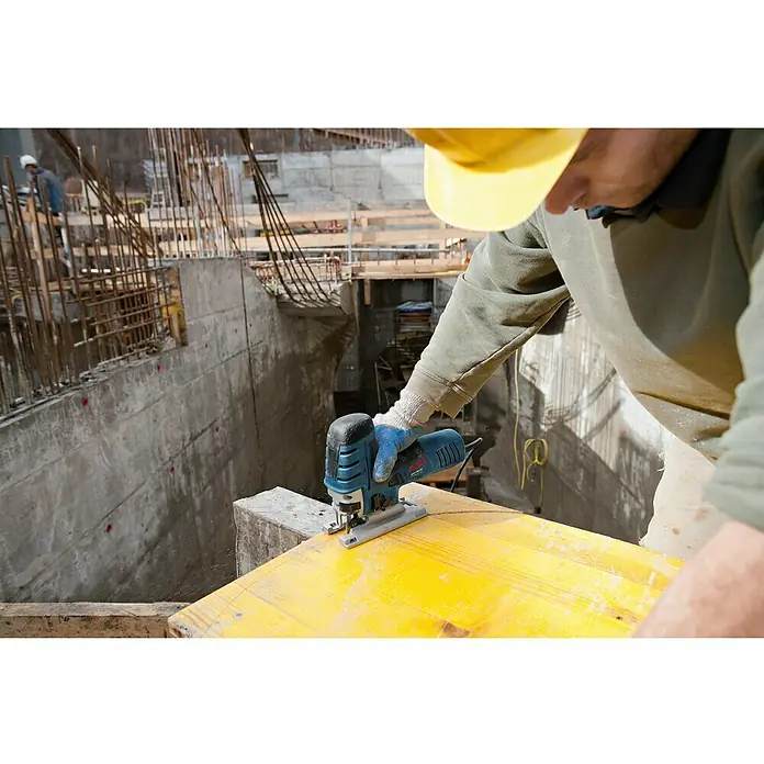Bosch Professional Stichsäge GST 150 CE - 780 W, Leerlaufhubzahl: 500 Hübe/min - 3.100 Hübe/min - Anwendungsbeispiel