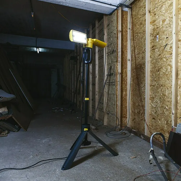 Lutec Proyector LED portátil Peri - 35 W, IP54, L x An x Al: 11,7 x 11,7 x 10 cm