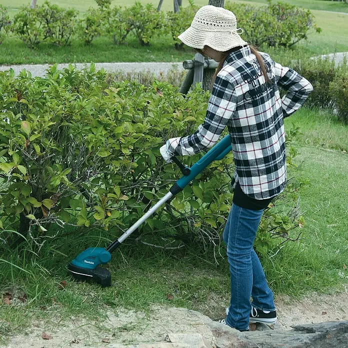Makita Akumulatorski trimer DUR181Z - 18 V, Litij-ionska, Bez akumulatora, Širina reza: 26 cm - Proizvod u upotrebi