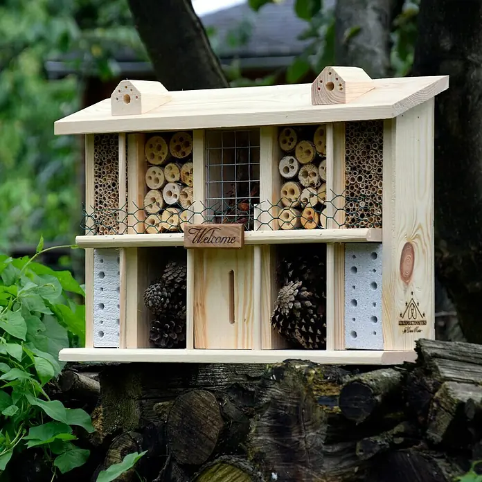 Dobar Insektenhotel Landhaus-Super - Bastelset, 47 x 12,5 x 34 cm, Kiefer - Stimmungsaufnahme