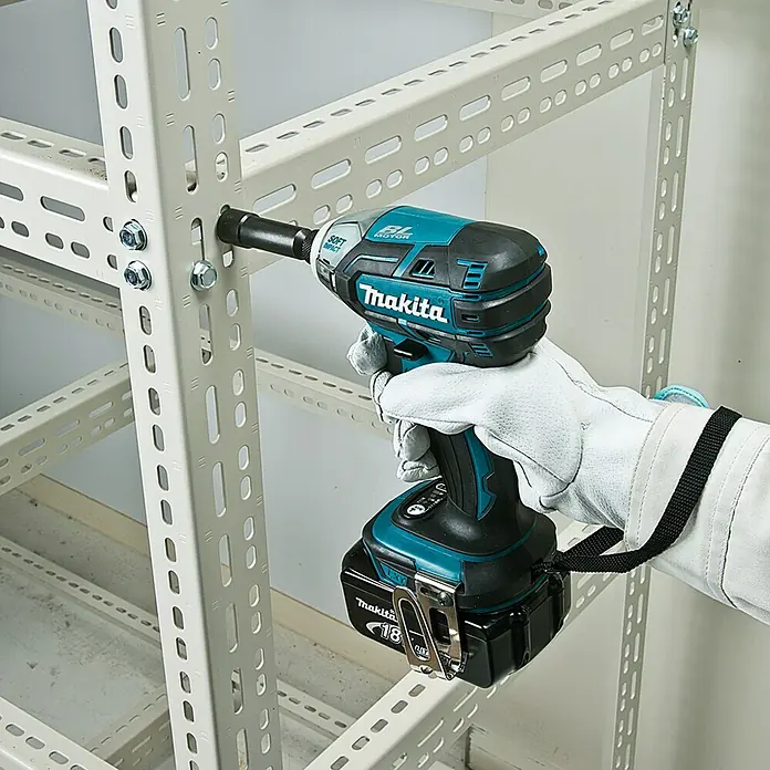 Makita Akku-Impulsschrauber DTS141RTJ - 18 V, 2 Akkus, 5 Ah, Leerlaufdrehzahl: 0 U/min - 2.700 U/min, Max. Drehmoment hart: 40 Nm - Anwendungsbeispiel