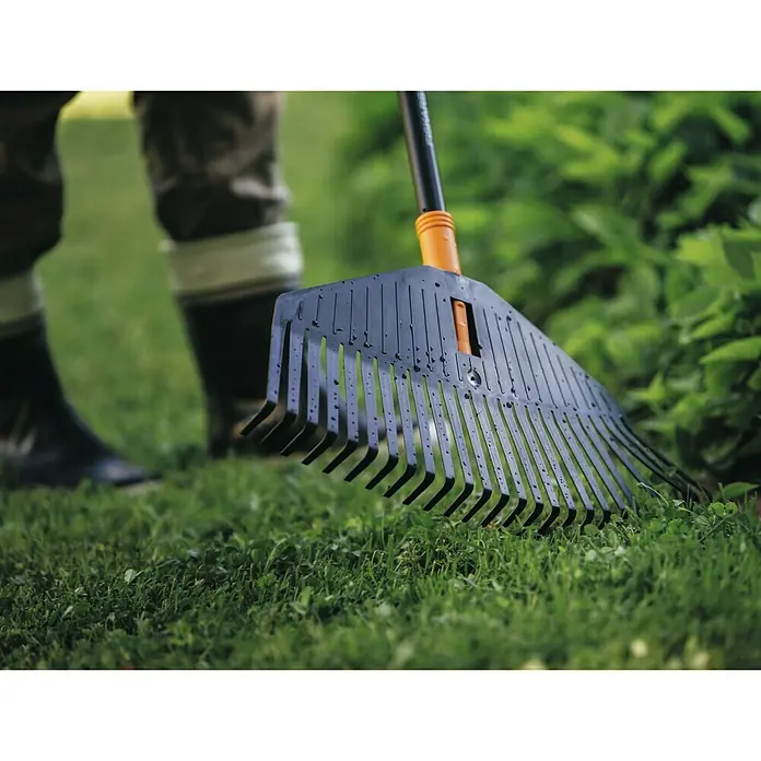Fiskars Solid Fächerbesen - Arbeitsbreite: 52 cm, Anzahl Zinken: 24, Art Stiel: Langstiel