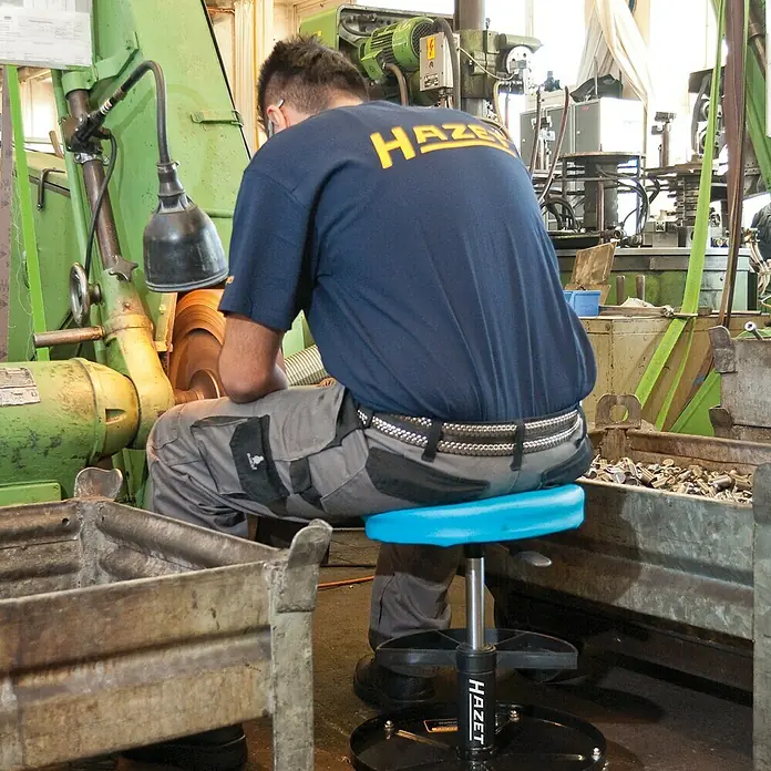 Hazet Montage-Rollhocker 195-4 - Höhenverstellung: 38 cm - 51 cm, 2 Werkzeugablagen - Anwendungsbeispiel