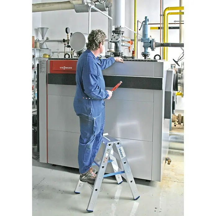 Krause Stabilo Stufen-Doppelleiter - Arbeitshöhe: 2,25 m, Anzahl Tritte: 2 x 3 Stufen, Tiefe Stufen: 80 mm, Aluminium - Anwendungsbeispiel