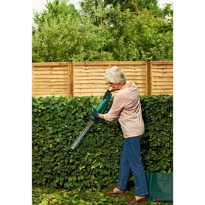 Bosch Akumulatorske škare za živicu EasyHedgeCut 12-351 - 12 V, Litij-ionska, 2,5 Ah, 1 baterija, Duljina reza: 33 cm, Vrijeme rada akumulatora: 70 min - Proizvod u upotrebi