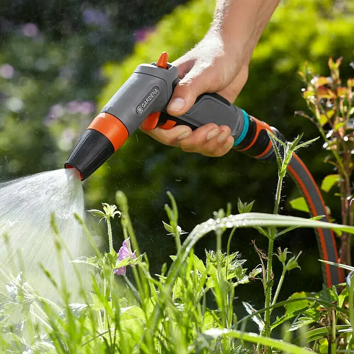 Gardena Comfort Vrtna prskalica s nastavkom - Broj mlaza za raspršivanje: 2, Plastika - Proizvod u upotrebi