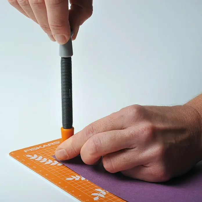 Fiskars Ösenstanzer - 2 -tlg. - Anwendungsbeispiel