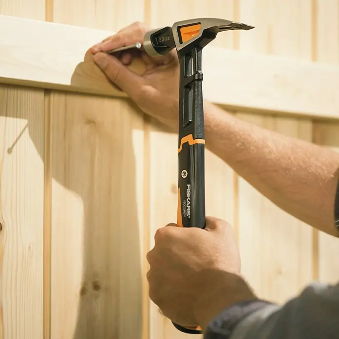 Fiskars Universalhammer M - Gewicht Kopf: 450 g, Länge: 340 mm - Anwendungsbeispiel