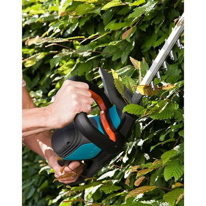 Gardena ComfortCut Električne škare za živicu 550/50 - 550 W, Duljina reza: 50 cm, Debljina reza: 27 mm - Proizvod u upotrebi