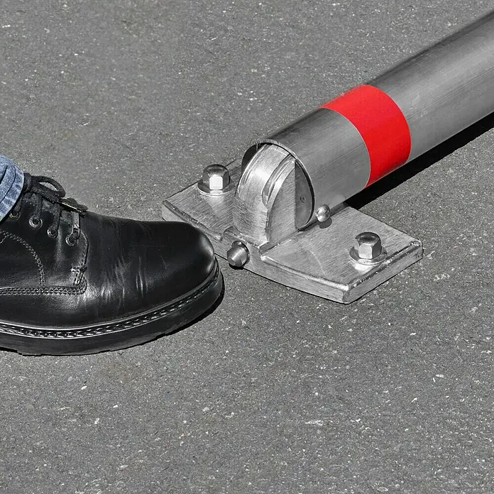 Sperrpfosten - Höhe über Boden: 900 mm, Durchmesser: 76 mm, Aluminium, Profilzylinderschloss, Montageart: Aufdübeln, Weiß/Rot