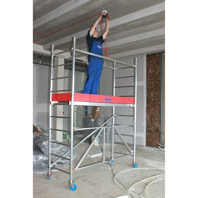 Krause ProTec XS Klappgerüst - Arbeitshöhe: 3,7 m, Bühnengröße: 1,2 m², Belastbarkeit Bühne: 240 kg - Anwendungsbeispiel