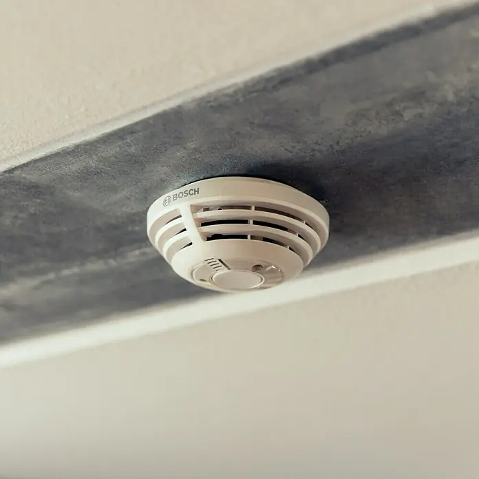 Bosch Smart Home Rauchwarnmelder - Smarte Steuerung: Bosch Smart Home App, Reichweite Funk: > 100 m (Freifeld) - Anwendungsbeispiel