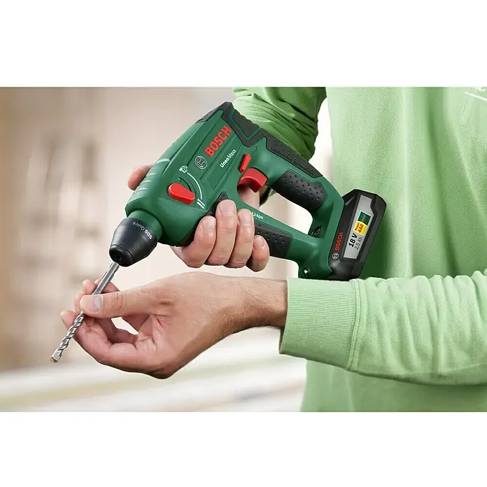 Bosch 18 V Power for All Akku-Bohrhammer Uneo MAXX - 18 V, Li-Ionen, 2,5 Ah, 1 Akku, Einzelschlagstärke: 0,6 J - Anwendungsbeispiel