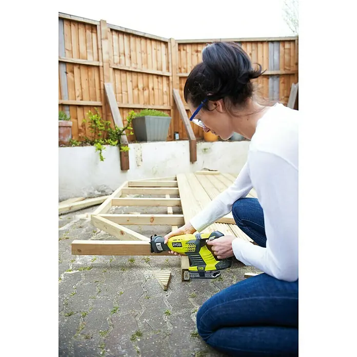 Ryobi ONE+ Akku-Säbelsäge RRS1801M - 18 V, Li-Ionen, Ohne Akku, 3.100 U/min - Anwendungsbeispiel