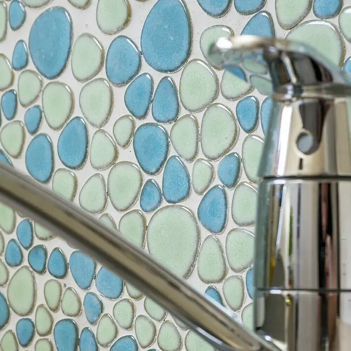 Mosaikfliese Kiesel XKM 79 - 30 x 30 cm, Hellblau/Hellgrün, Glänzend - Stimmungsaufnahme