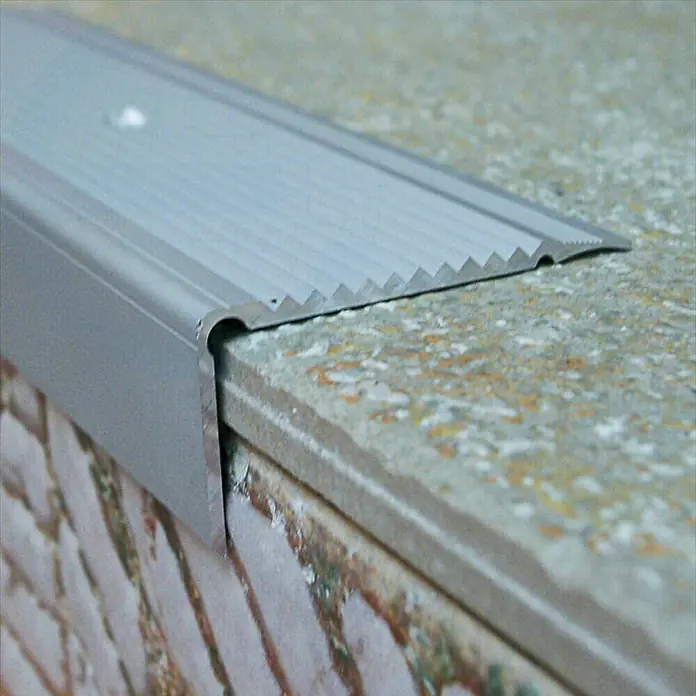 Perfil para escalera autoadhesivo - 2,5 m x 45 mm x 22 mm, Aluminio, Mate - Primer plano