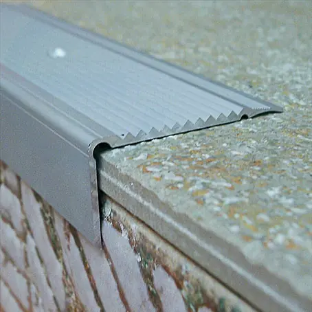 Perfil para escalera autoadhesivo