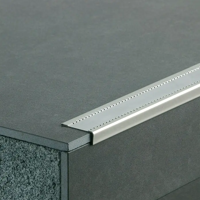 Perfil para escalera autoadhesivo - 1 m x 41 mm x 14,5 mm, Acero inoxidable, Superficie: Brillante - Producto en uso