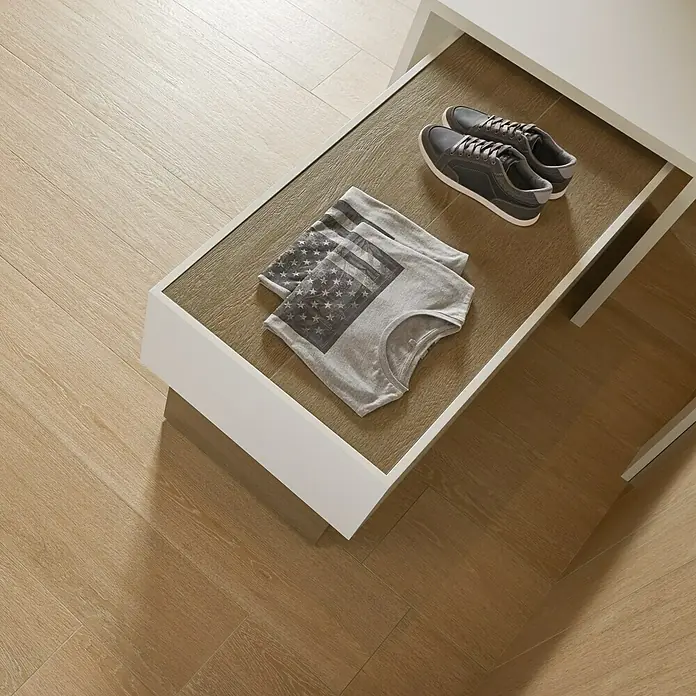 Pavimento porcelánico Linfa - 18 x 75 cm, Cream, Rectificado, Estilo madera - Producto en uso