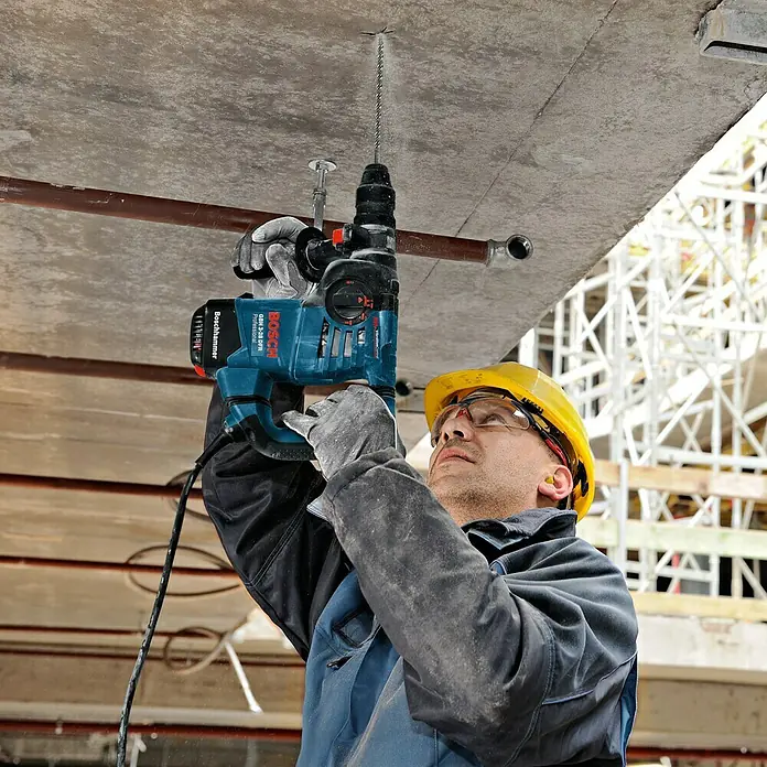 Bosch Professional Udarna bušilica GBH 3-28 DFR - 800 W, Jačina pojedinog udarca: 3,1 J, Broj udaraca: 0 okr/min - 4.000 okr/min - Proizvod u upotrebi