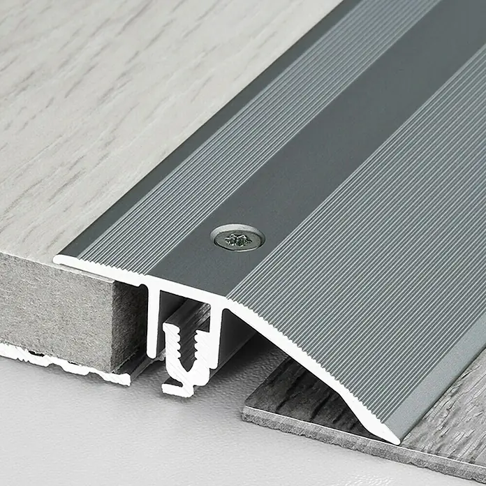 LOGOCLIC Anpassprofil 221 - Edelstahl matt, 2,7 m x 44 mm, Montageart: Schrauben - Detailaufnahme