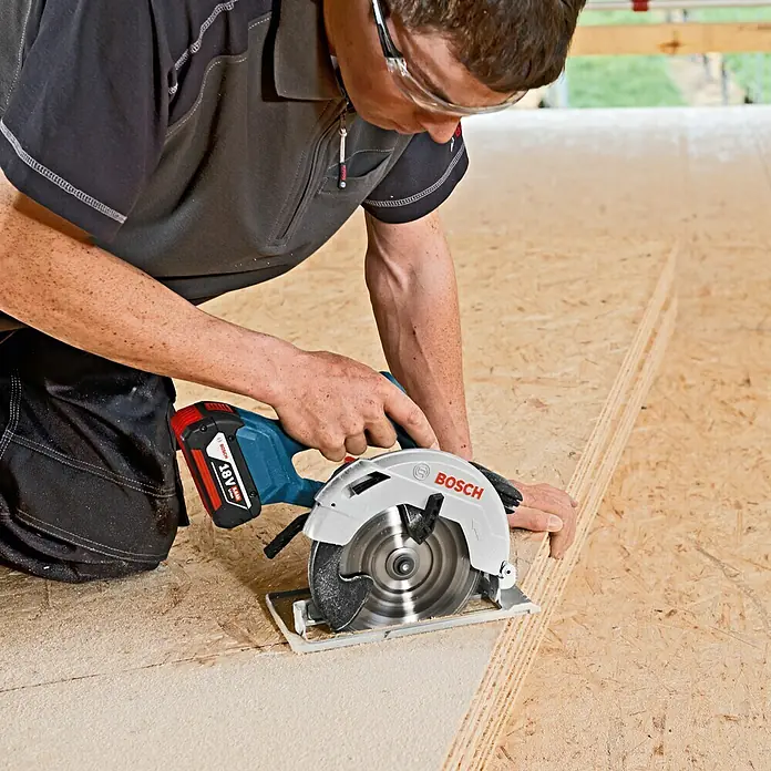 Bosch Professional Akumulatorska kružna pila GKS 18V-57 - 18 V, Bez akumulatora, Broj okretaja pri praznom hodu: 3.400 o/min, List pile: Ø 165 mm - Proizvod u upotrebi