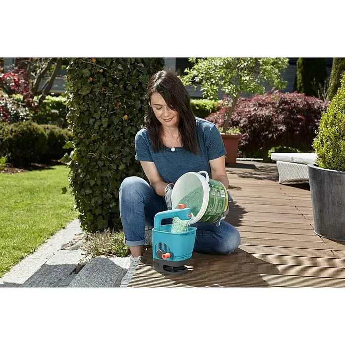 Gardena Handstreuer M - Streubreite: 1 m - 4 m, 1,8 l - Anwendungsbeispiel