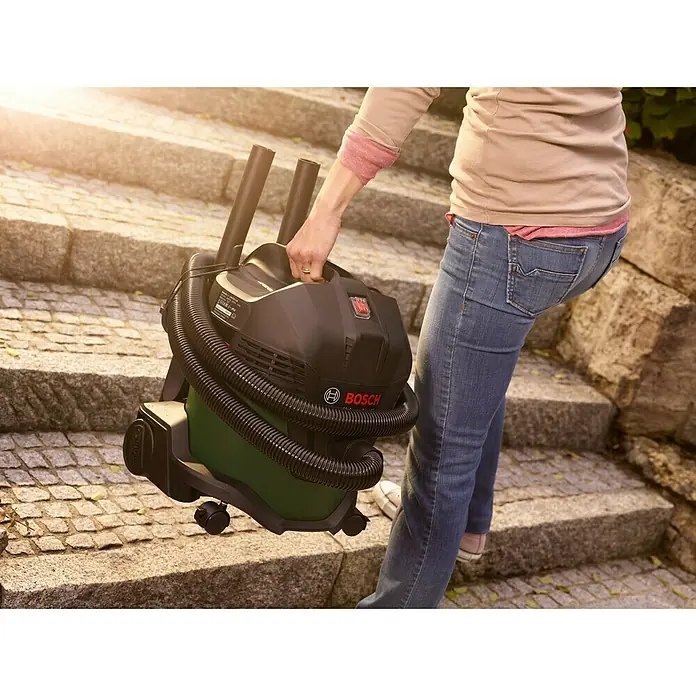 Bosch Usisivač za mokro i suho usisavanje UniversalVac 15 - 1.000 W, Maksimalni podtlak: 24.000 Pa, 15 l - Proizvod u upotrebi