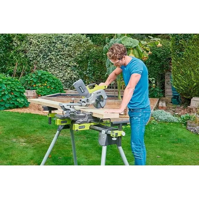 Ryobi ONE+ Ingletadora de batería R18MS216-0 - 18 V, Iones de litio, Sin batería, 0 r.p.m. - 3.200 r.p.m. - Producto en uso