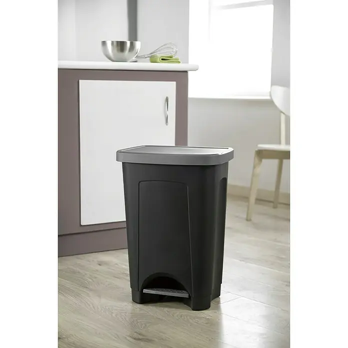 Cubo con pedal Step bin - 25 l, Negro/Gris, Cuadrado, Plástico - Foto ambiente
