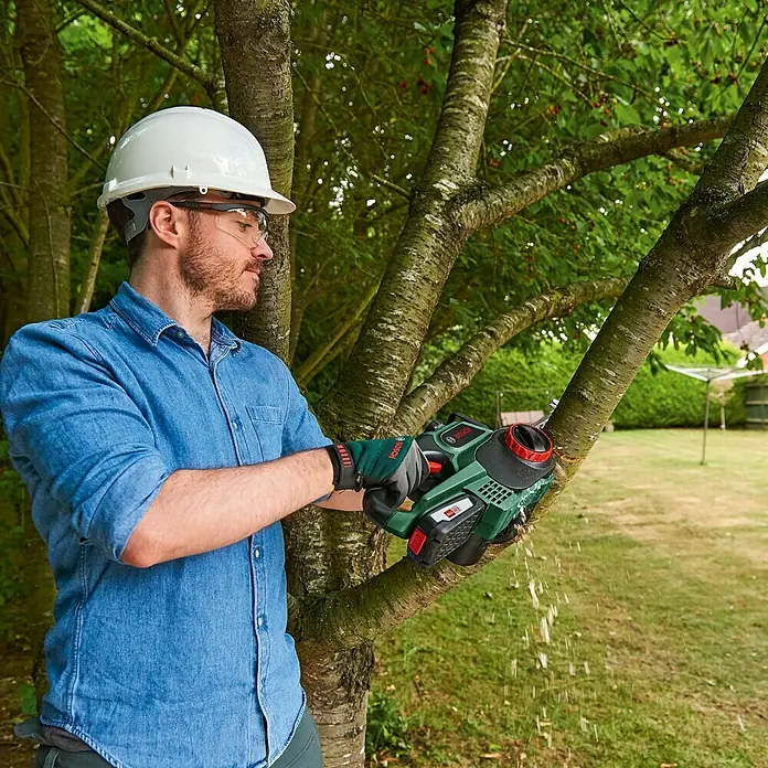 Bosch 18 V Power for All Akumulatorska lančana pila UniversalChain 18 - 18 V, Litij-ionska, Bez akumulatora, Dužina mača: 20 cm - Proizvod u upotrebi