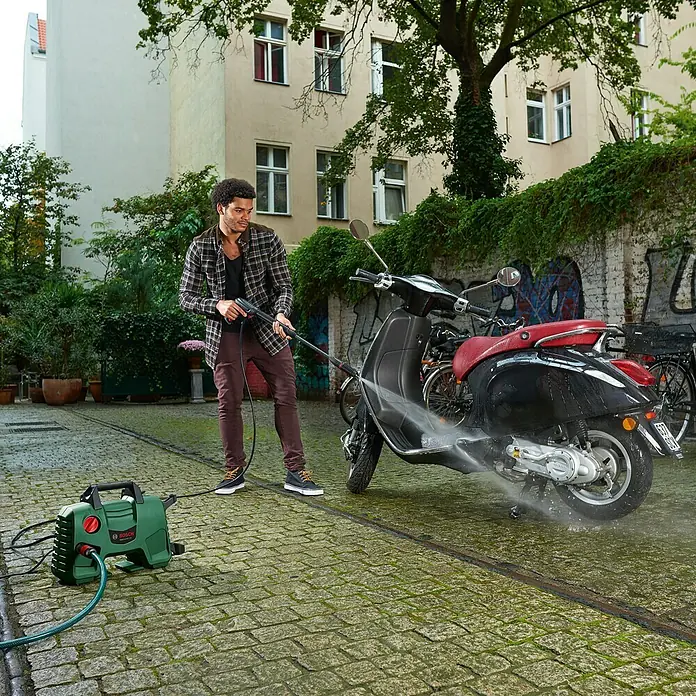 Bosch Hochdruckreiniger EasyAquatak 120 - 1.500 W, Max. Druck: 120 bar, Fördermenge: Max. 350 l/h - Anwendungsbeispiel