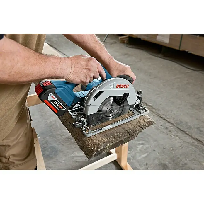 Bosch Professional Akku-Handkreissäge GKS 18V-57 G L-Boxx - 18 V, 2 Akkus, 4 Ah, Leerlaufdrehzahl: 3.400 U/min - Anwendungsbeispiel