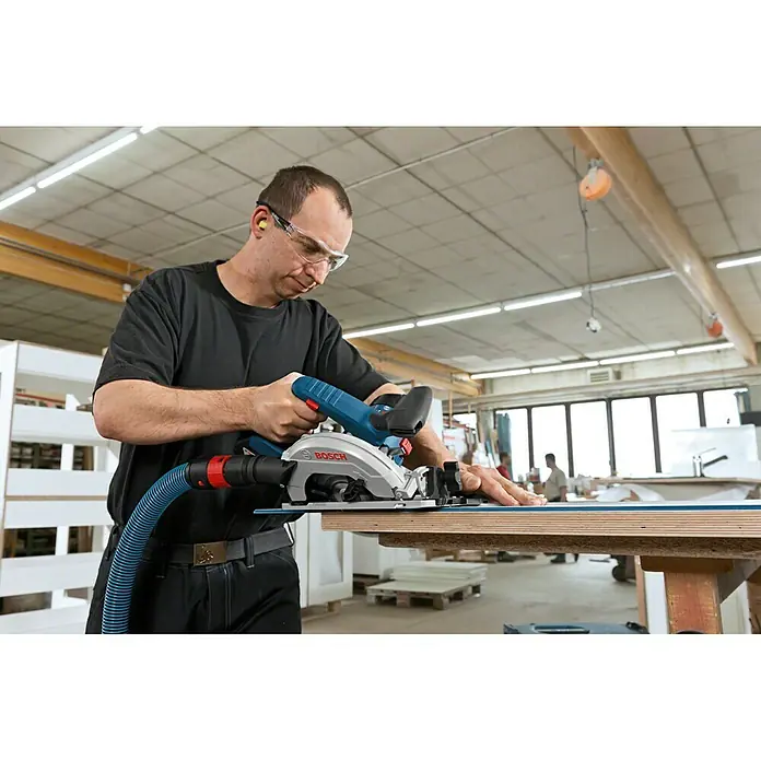 Bosch Professional Akku-Handkreissäge GKS 18V-57 G L-Boxx - 18 V, 2 Akkus, 4 Ah, Leerlaufdrehzahl: 3.400 U/min - Anwendungsbeispiel