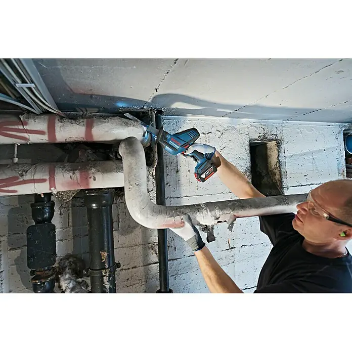 Bosch Professional Akku-Säbelsäge GSA 18 V-LI C L-Boxx - 18 V, Ohne Akku, Leerlaufhubzahl: 0 - 3.050 U/min - Anwendungsbeispiel