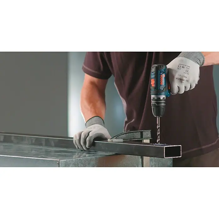 Bosch Professional Akku-Bohrschrauber GSR 12V-15 - 12 V, 2 Akkus, 2 Ah, Leerlaufdrehzahl: 0 U/min - 1.300 U/min - Anwendungsbeispiel