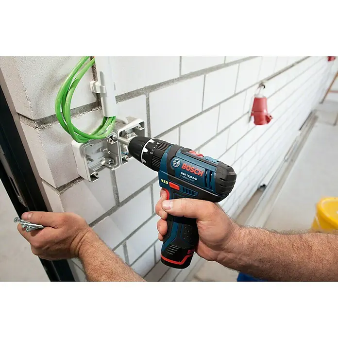Bosch Professional Akku-Bohrschrauber GSR 12V-15 - 12 V, 2 Akkus, 2 Ah, Leerlaufdrehzahl: 0 U/min - 1.300 U/min - Anwendungsbeispiel