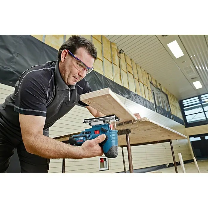 Bosch Professional Akku-Stichsäge GST 12V-70 L-Boxx - 12 V, Ohne Akku, Leerlaufhubzahl: 1.500 - 2.800 Hübe/min - Anwendungsbeispiel