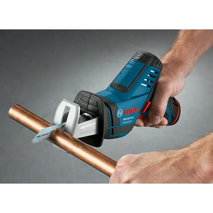 Bosch Professional Akku-Säbelsäge GSA 12V-14 L-Boxx - 12 V, Ohne Akku, Leerlaufhubzahl: 0 - 3.000 Hübe/min - Anwendungsbeispiel