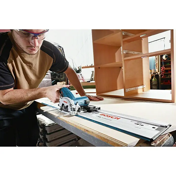 Bosch Professional Akku-Handkreissäge GKS 12V-26 L-Boxx - 12 V, Ohne Akku, Sägeblatt: Ø 85 mm, Leerlaufdrehzahl: 1.400 U/min - Anwendungsbeispiel