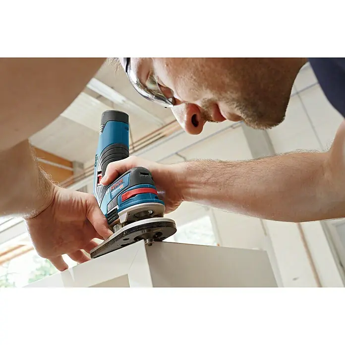 Bosch Professional Fresadora de cantos de batería GKF 12V-8 L-Boxx - 12 V, Sin batería, Número de revoluciones de marcha en vacío: 13.000 r.p.m. - Producto en uso
